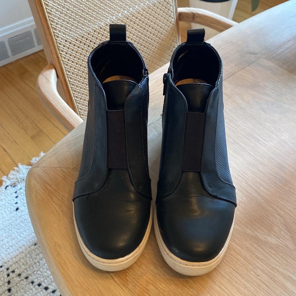 Sneaker boot